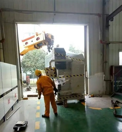 北京通州空調(diào)機組地面吊裝人工搬運